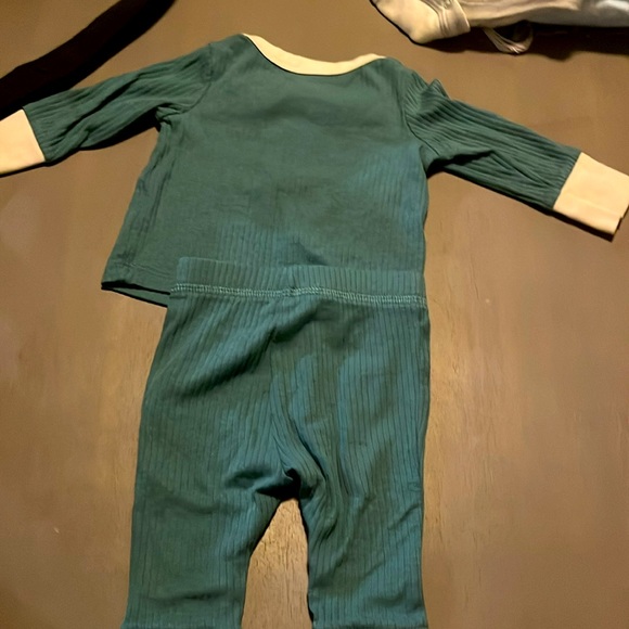 Cat & Jack, size newborn, green 2-piece outfit - Picture 3 of 3